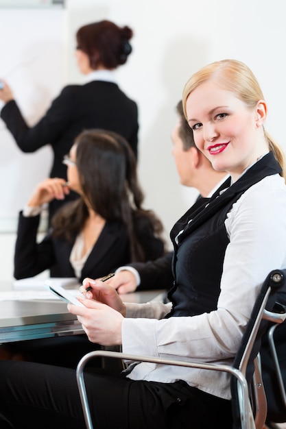 Treffen und Präsentation im Büro