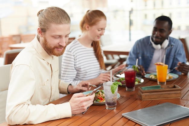 Treffen von Freunden im Café