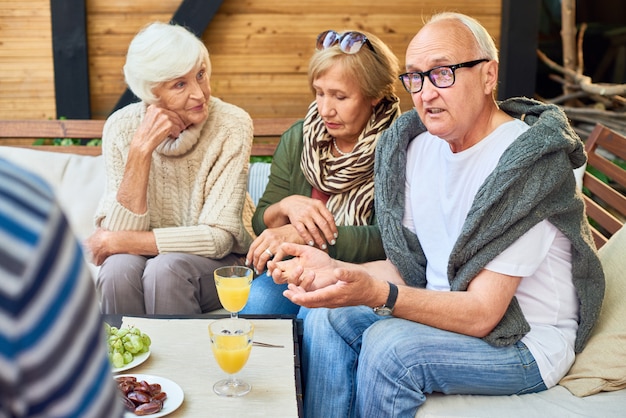 Treffen von Freunden im Outdoor Cafe