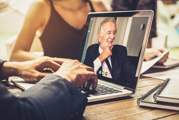 Treffen von Geschäftsleuten der Videoanrufgruppe am virtuellen Arbeitsplatz oder im Remote-Büro