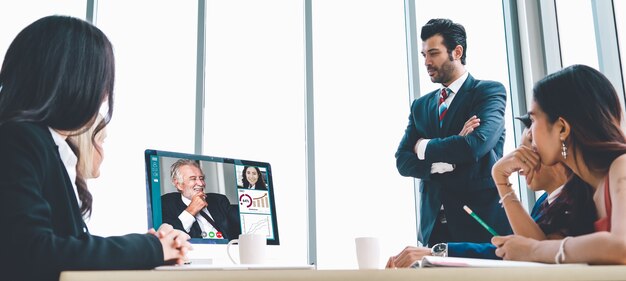 Treffen von Geschäftsleuten der Videoanrufgruppe am virtuellen Arbeitsplatz oder im Remote-Büro