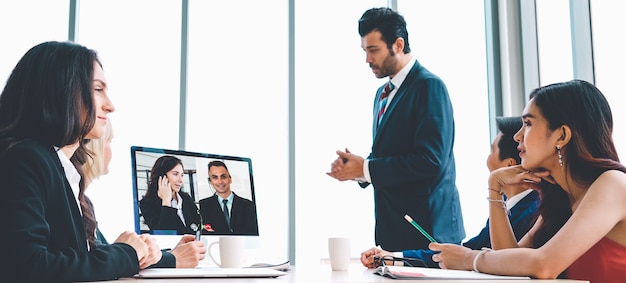 Treffen von Geschäftsleuten der Videoanrufgruppe am virtuellen Arbeitsplatz oder im Remote-Büro