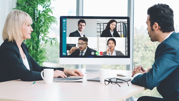 Treffen von Geschäftsleuten der Videoanrufgruppe am virtuellen Arbeitsplatz oder im Remote-Büro