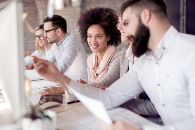 Treffen von Geschäftsleuten im Büro