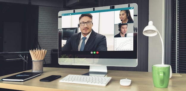 Treffen von Geschäftsleuten mit Videoanrufen am virtuellen Arbeitsplatz oder im Remote-Büro