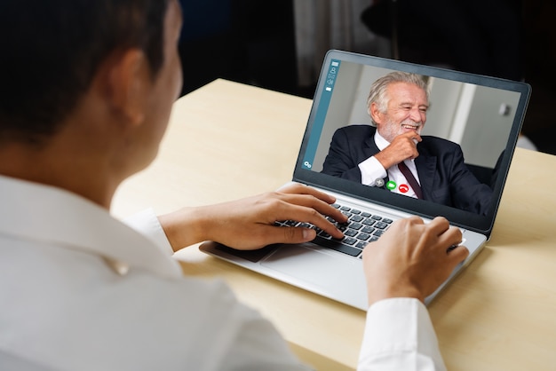 Treffen von Geschäftsleuten mit Videoanrufen am virtuellen Arbeitsplatz oder im Remote-Büro