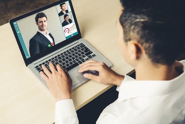 Treffen von Geschäftsleuten mit Videoanrufen am virtuellen Arbeitsplatz oder im Remote-Büro