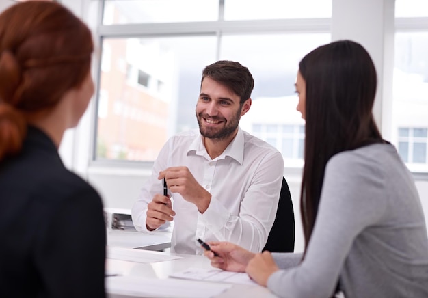 Treffen von Geschäftsleuten und Kollegen im Konferenzraum zur Zusammenarbeit, Diskussion oder Idee Bürokollegen und eine vielfältige Gruppe von Mitarbeitern zusammen zur Überprüfung der Teamarbeit oder der Strategie für ein Projekt