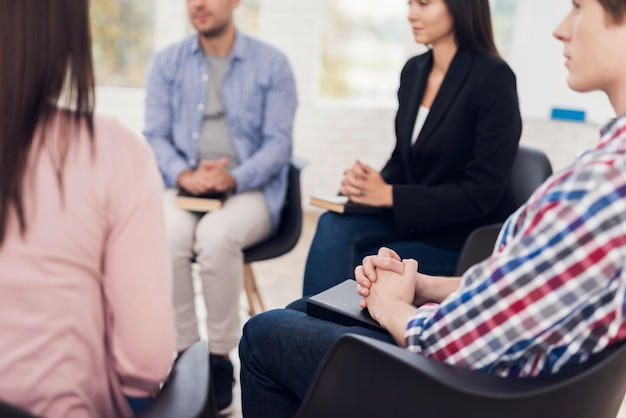 Treffen von Menschen auf Gruppentherapie. Selbsthilfegruppentreffen.