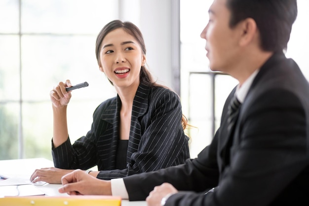 Treffen von professionellen asiatischen Unternehmensberaterinnen zur Analyse und Erörterung der Strategie der finanziellen Unterstützung eines Technologieunternehmens Partnerschafts-Startup-Berater Geschäftskunden-Beratungskonzept