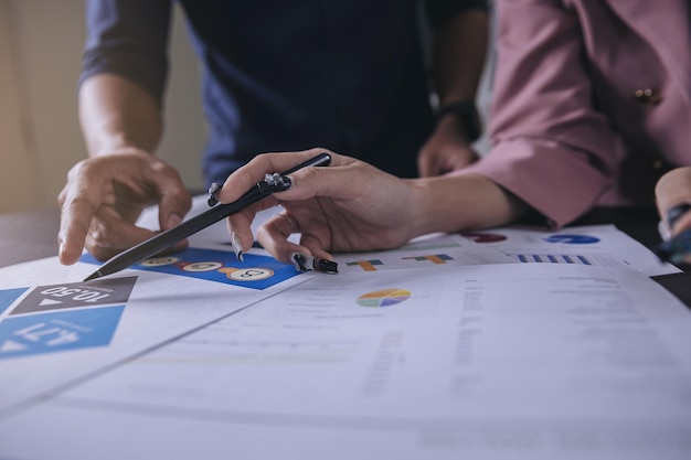 Treffen von Unternehmern zur Erörterung der Situation bezüglich des Geschäftsplans Marketing und Geschäftsergebnis