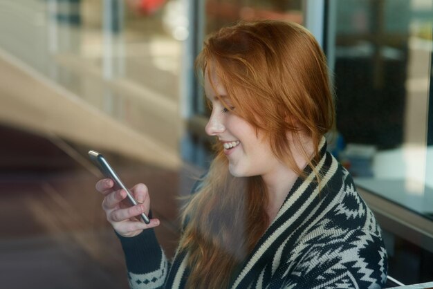 Foto treffen wir uns nach dem unterricht. schnappschuss einer universitätsstudentin, die auf dem campus eine sms auf ihrem handy schreibt