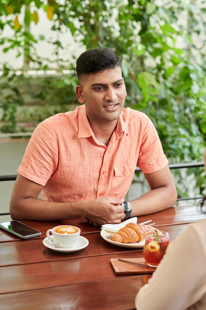 Treffen zum Mittagessen im Café