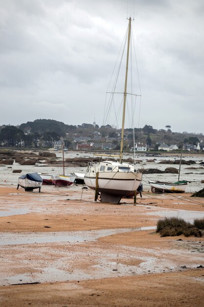 Tregastel. Barcos con marea baja en la costa de Bretaña, Francia