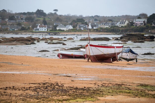 Tregastel. Boote bei Ebbe an der Küste der Bretagne, Frankreich