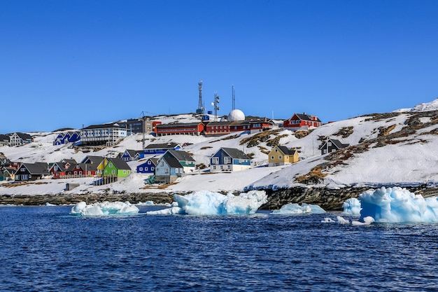 Treibende Eisberge entlang der Stadt Nuuk