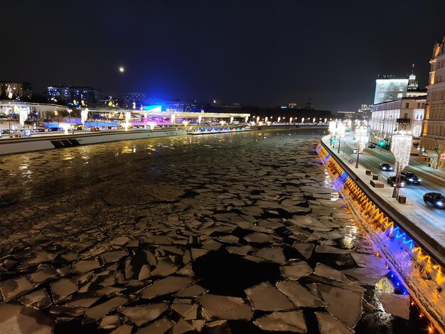 Treibende Eisschollen auf dem Fluss. Eisdrift auf dem Moskwa-Fluss