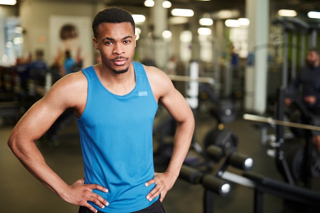 Foto treinador africano muscular no ginásio