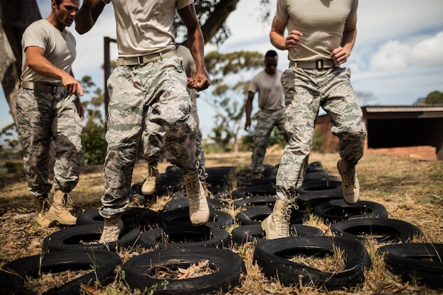 Treinador dando treinamento a soldados militares