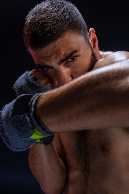 Treinador de boxe com bloqueio de braço duplo mostrando técnicas defensivas, esporte de combate, clube de luta