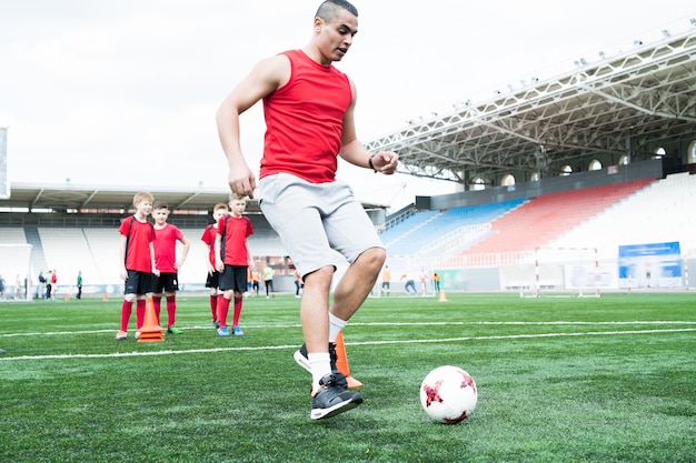 Treinador de futebol bonito