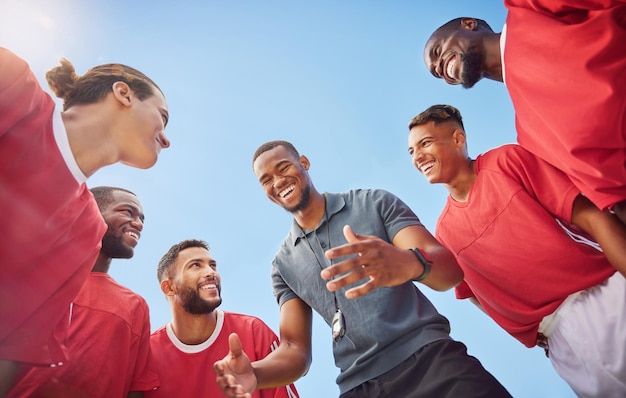 Foto treinador de futebol e equipe masculina em estratégia esportiva e plano para jogadores antes do jogo ou partida trabalho em equipe de treinamento ou suporte no grupo de futebol com comunicação ou conversa com homem com sorriso feliz