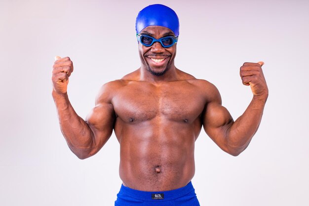 Treinador de homem afro-americano tem corpo musculoso molhado de bom humor depois de nadar e mergulhar