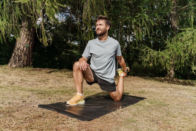 Treinador de ioga, atleta, exercícios de fitness para cardio e saúde Uma pessoa confiante e esportiva, aquecimento de asana