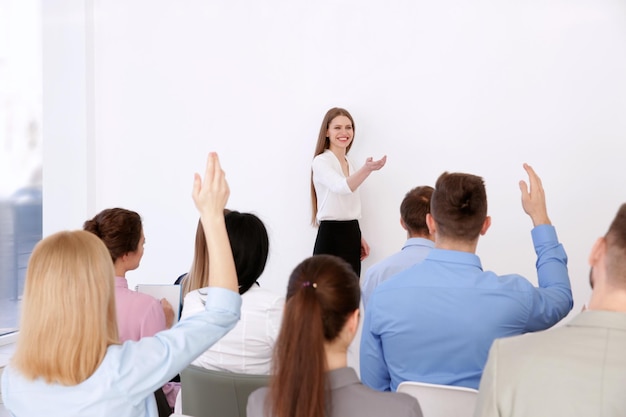 Treinador de negócios fazendo apresentação para um grupo de pessoas