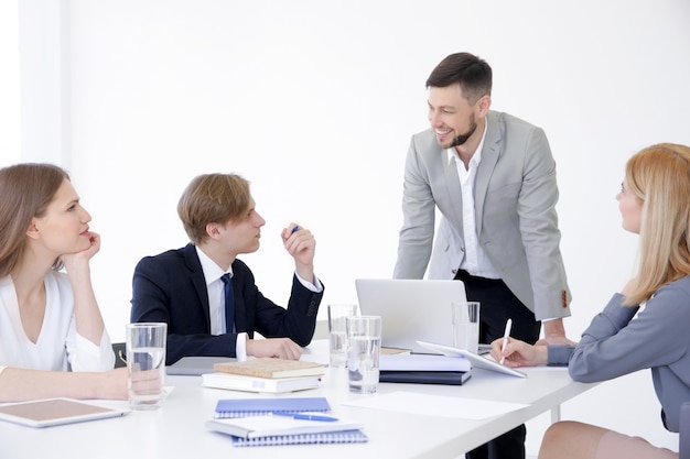 Treinador de negócios fazendo apresentação para um grupo de pessoas