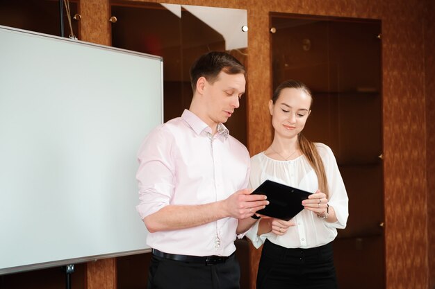 Foto treinador de negócios segurando o treinamento para o pessoal no escritório.