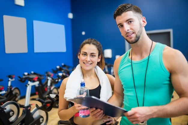 Treinador e atleta que lê o plano de treino