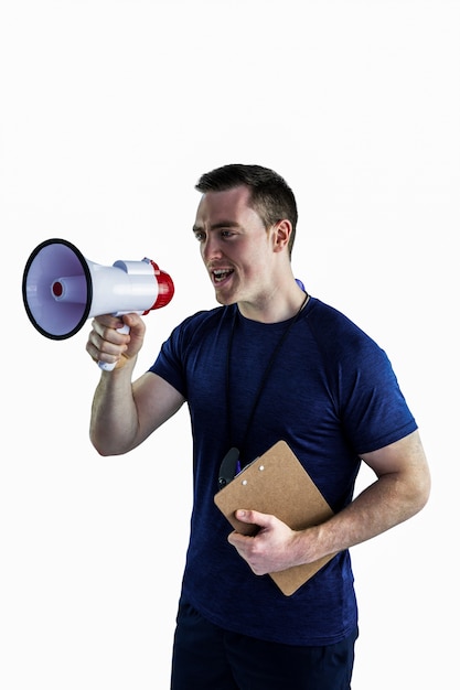 Treinador masculino gritando através do megafone