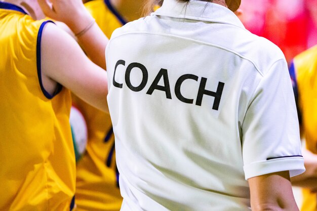 Treinadores fêmeas na camisa branca do treinador