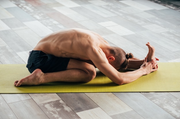 Treinamento de alongamento e flexibilidade. treino de ioga para um corpo saudável e em forma. fitness esportivo e estilo de vida atlético.