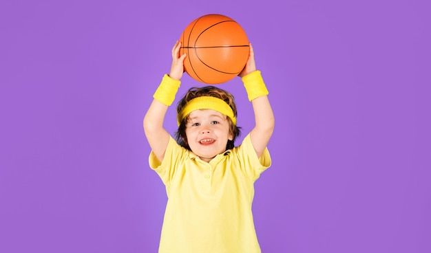 Treinamento de basquete pequeno jogador de basquete menino bonito jogando basquete esporte jogo esportes