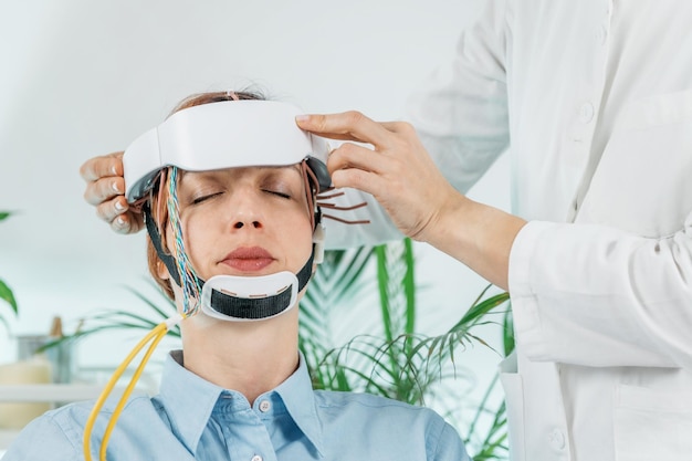 Treinamento de biofeedback EEG Monitoramento da atividade cerebral usando sensores de ondas cerebrais