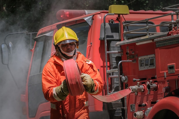 Treinamento de bombeiros, prática da equipe de combate ao fogo em situação de emergência.