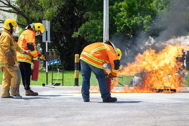 Treinamento de bombeiroTreinamento de instrutor como usar um extintor de mangueira para combater incêndio