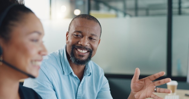 Treinamento de call center e comunicação com o chefe no escritório para orientação especializada, ajuda e aconselhamento Pessoas negras conversando na empresa de consultoria de atendimento ao cliente on-line para feedback de trabalho profissional