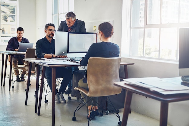 Treinamento de coaching e empresários com computador no escritório Liderança de trabalho em equipe e colaboração de funcionários e homens maduros no pc trabalhando em marketing publicitário ou projeto de vendas na empresa