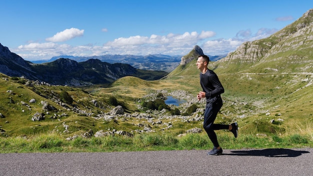 Treinamento de corrida no fundo das montanhas Atleta masculino