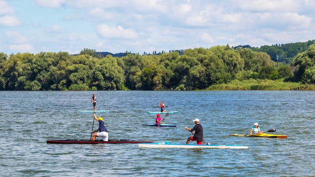 Foto treinamento de crianças em canoa