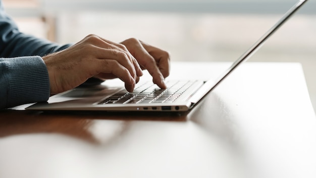 Treinamento de dactilografia de velocidade. homem com as mãos no teclado do laptop. melhorar as habilidades de escritório