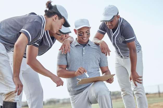 Treinamento de esportes de trabalho em equipe de beisebol e suporte de estratégia e planejamento de jogo para competição de jogador de beisebol em campo Atleta profissional de softbol treinamento em grupo objetivos de discussão e colaboração