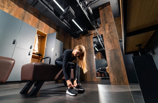 Treinamento de estilo de vida jovem esportista mulher bonita se preparando no vestiário do ginásio