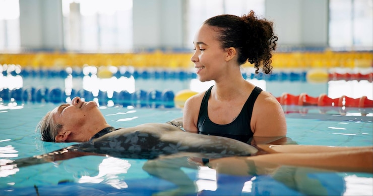 Foto treinamento de flutuação e mulher madura em piscina para exercício corpo saudável e músculos fortes terapeuta de água e aula de aeróbica para fisioterapia de fitness ou reabilitação de idoso feliz