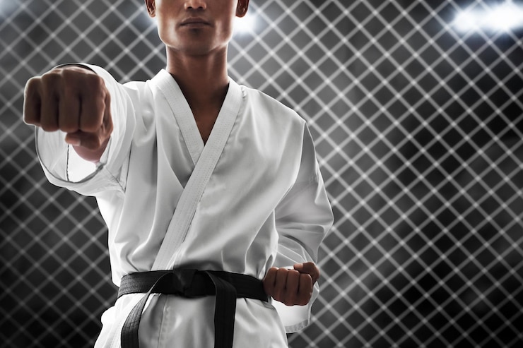 Foto treinamento de lutador de artes marciais de karate