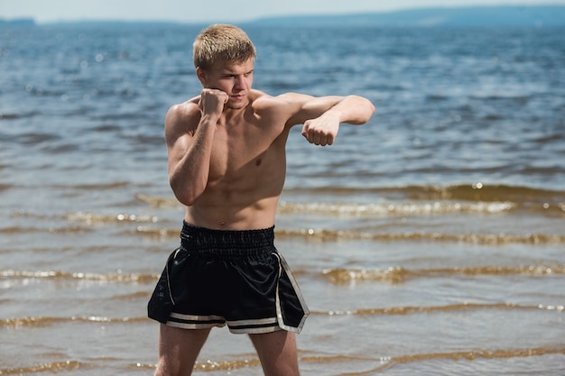 Treinamento de lutador masculino musculoso