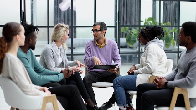 Treinamento de negócios e coaching na empresa, as pessoas sentam e conversam